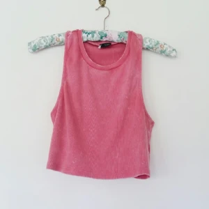  - Magtröja i ljusrosa ribbat material. Från urban outfitters, sparkle & fade. Fint skick.