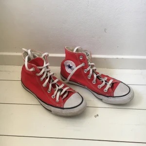 Röda converse - Snygga röda converse. Lite slitna men inte så farligt💫🦋