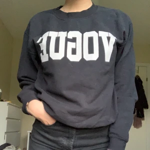 Svart tröja  - Svart collegetröja, vet ej märket. 60kr + frakt tillkommer💓 