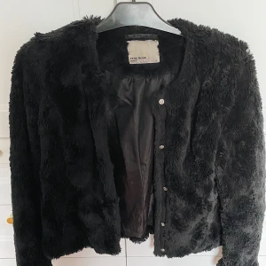 Svart kofta  - Svart mysig kofta från Vero Moda. Storlek XS