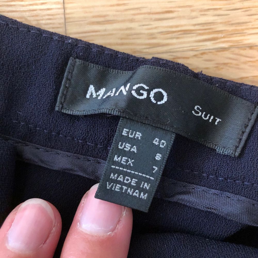 Mörkblåa kostymbyxor, storlek 40.  Finns att hämtas i Lund, köparen står för frakt om dem ska skickas . Jeans & Byxor.