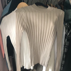 Tröja från NA-KD - Tunna stickade tröjor med kort krage. Stretchiga 