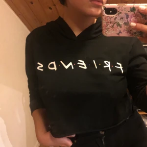Croppad Friends Hoodie - Ganska tunn så perfekt till sommaren. Från Zaful i storlek S. Köpt flera år sen men använt 2-3 ggr och säljer därför den. Köparen står för frakt 