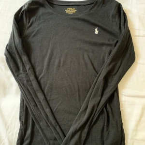 Ralph Lauren - Ralph Lauren svart långärmad tröja i storlek 150. Tröjan är i super skön kvalite och i fint skick!💫🍓 köparen står för frakten.