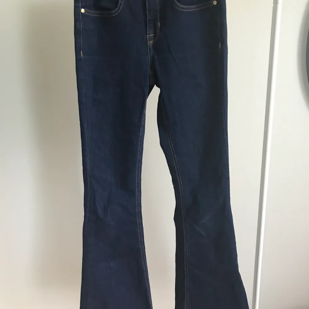 Mörkblå bootcut jeans som köptes för cirka 250kr och säljes för 60kr då jag inte använder dom så mycket längre. Köptes från Bubbleroom och är från märket 77flea. Köparen står för frakt och priset skulle kunna diskuteras💕. Jeans & Byxor.