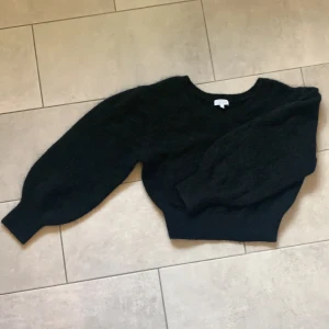 & other stories - Svart tjocktröja med kortare passform. Frakt ingår 
