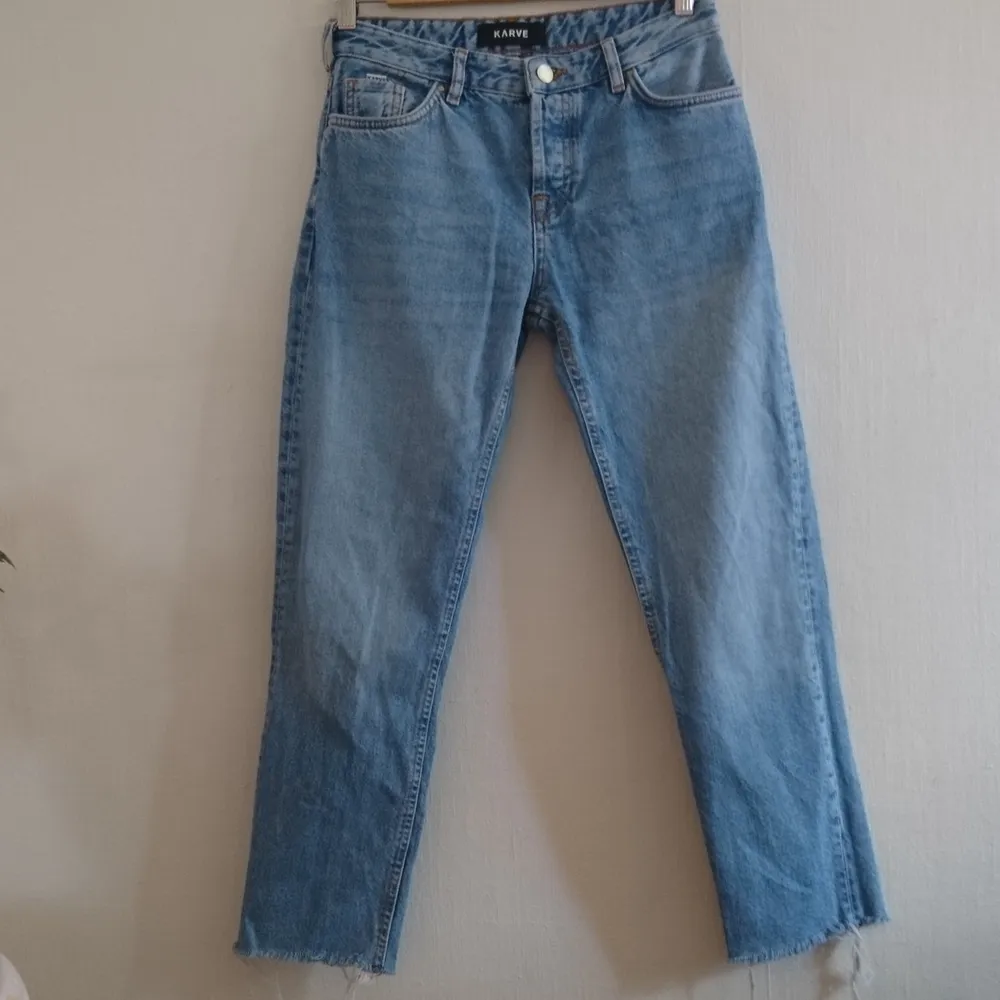 Supersnygga ljusa jeans från Karve i storlek XS, passar till allt! Köpta på Carlings. Fint skick, sparsamt använda! Tjockt fint jeanstyg med fransar längst ned och knappgylf🌷🌸 Frakt tillkommer för 79 kr!. Jeans & Byxor.