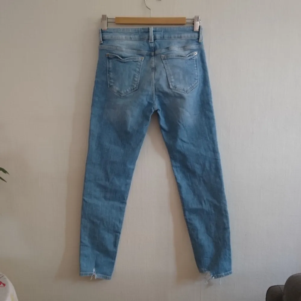 Stretchiga ljusblåa tighta jeans från Zara med slitningar, sparsamt använda! Frakt tillkommer för 79 kr🌸🌷. Jeans & Byxor.