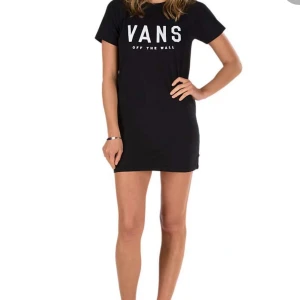 Vans Tshirtklänning!! - Supersnygg och skön klänning nu till sommaren!! Är i storlek xs men skulle säga att den passar en s också. Använd ett fåtal gånger och säljer den för att den blivit för liten för mig 😊 frakt tillkommer 📦
