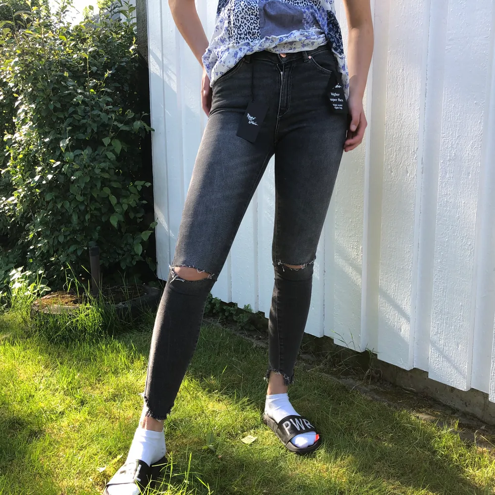 Sååå snygga ripped jeans! 🥰 De har tyvärr inte fått någon användning 💕 Jag som har på mig jeansen är 175cm 🌹 (köparen står för frakt). Jeans & Byxor.