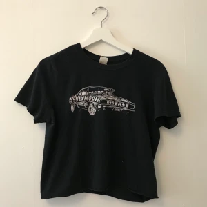 svart tröja - svart avklippt t-shirt köpt second hand💋. står honeymoon disease på (tror det är ett band?). as fet men får ingen användning av den längre 