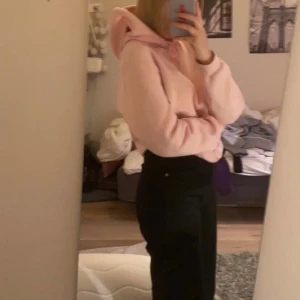 Rosa hoddie - Säljer denna hoodien från H&M💞 knappt använd