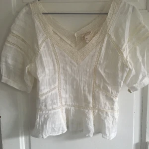 Drömmig spetsblus  - Storlek 36. Aldrig använd. Hämtas på Södermalm i Stockholm, men är ofta i Göteborg så kanske kan hämtas där med. Frakt betalas annars av köparen. Fråga om något eller be om mer bilder, så ordnar jag det!