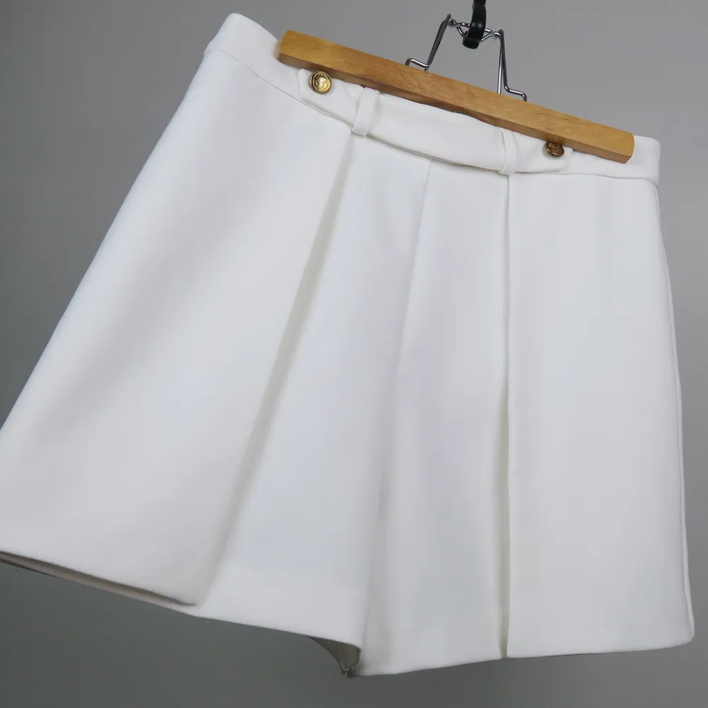 Vita shorts från ZARA. Shortsen är sparsamt använda i fint skick. Tar 1-2 dagar att få hem om paketet skickas en vardag. . Shorts.