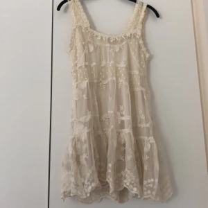 Spetsklänning Forever21 - Off white spetsklänning från Forever 21. Knytning bak. Spetsigare ytterst och underklänning under. Köpare står för frakt.