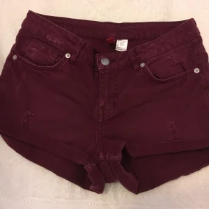 Vinröda shorts, jeansshorts - Vinröda shorts i fint skick!