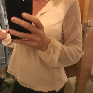 Snygg Blus från Nly trend 😱🤩🤩🤩💗💗 - Snygg blus från Nelly trend för någon med stora melonas eller som har en fin bralett att ha under!💗 storlek 36. Perfekt för sommaren!☺️☺️🥰🥰 Köparen står för frakt 💛