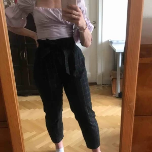  - Rutiga kostymbyxor. Köparen står för frakten. Kan även mötas upp i Stockholm 