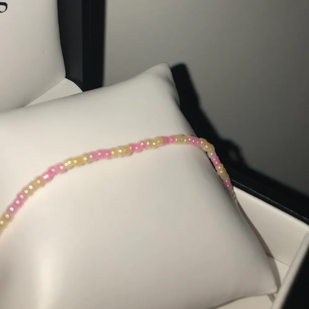 Jag säljer detta armband som jag själv gjort🌸 det är oranga och rosa pärlor på och går att använda både som fotlänk och armband. Perfekt nu till sommaren! 🧡. Övrigt.