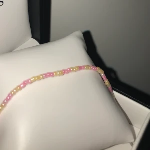 Pärlarmband/pärlfotlänk - Jag säljer detta armband som jag själv gjort🌸 det är oranga och rosa pärlor på och går att använda både som fotlänk och armband. Perfekt nu till sommaren! 🧡