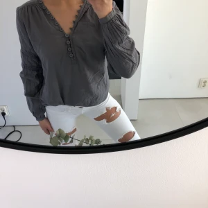 Grå blus - Riktigt snygg blus från märket fira! Passar xs och sitter så skönt och bra på💖 Välanvänd men i fint skick