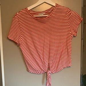 T-Shirt från monki  - Fint skick andvänd ett fåtal gånger.