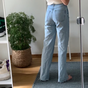 Raka/vida jeans från zara  - Jättepopulära slutsålda jeans från zara, jag är 174cm och dem är i storlek 34 