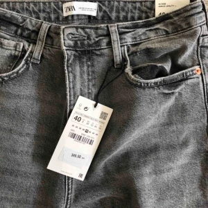  - Passar en 40/38/36. Snygga grå croppade jeans. Passar inte därmed är lappen kvar. Helt slutsålda och väldigt populära!