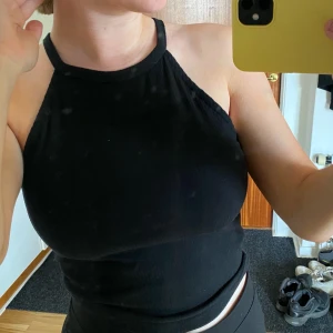 Svart linne  - Svart linne från Bikbok. Passar storlek XS-S. 