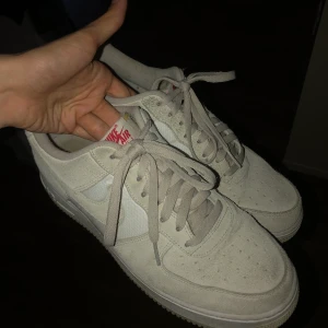 Nike Air Force 1’s stl. 44,5 - Fräscha AF1’s, passar till det mesta. 