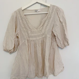 Somrig blus  - Somrig beige blus. Köparen står för frakt.