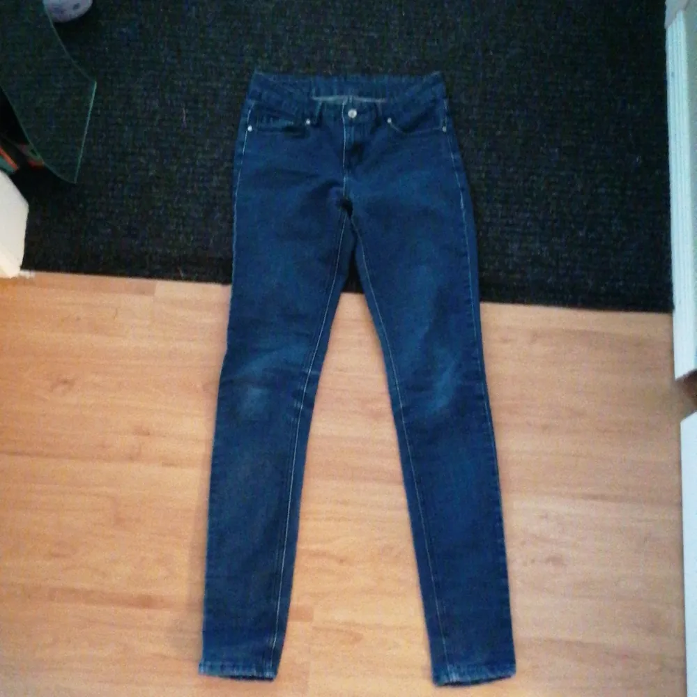 Mörk blåa jeans i storlek S, inga hål eller fläckar🌸. Jeans & Byxor.