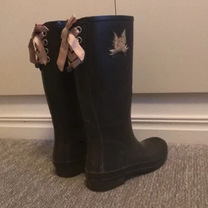 Odd Molly  - Gummistövlar storlek 40 men små i storleken så passar en 39 perfekt! Säljer pga ingen användning just nu :( 
