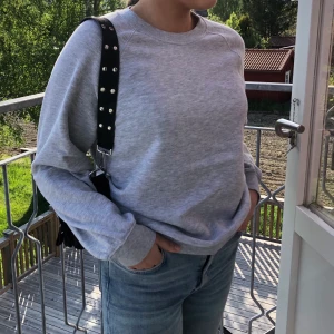 Sweatshirt - Jätte skön tröja i mycket fint skick, använd fåtal gånger ☀️