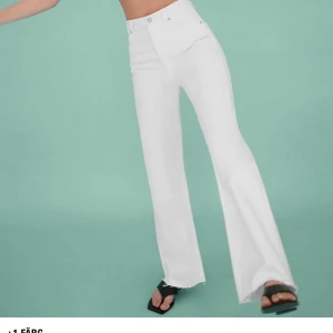 Raka långa zara jeans - Helt oanvända! Säljer de super populära jeansen i full length, dvs väldigt långa! De gick dock inte helt att stänga för mig, så skulle säga att de passar en liten 36 eller 34, säljer endast vid bra bud!💞