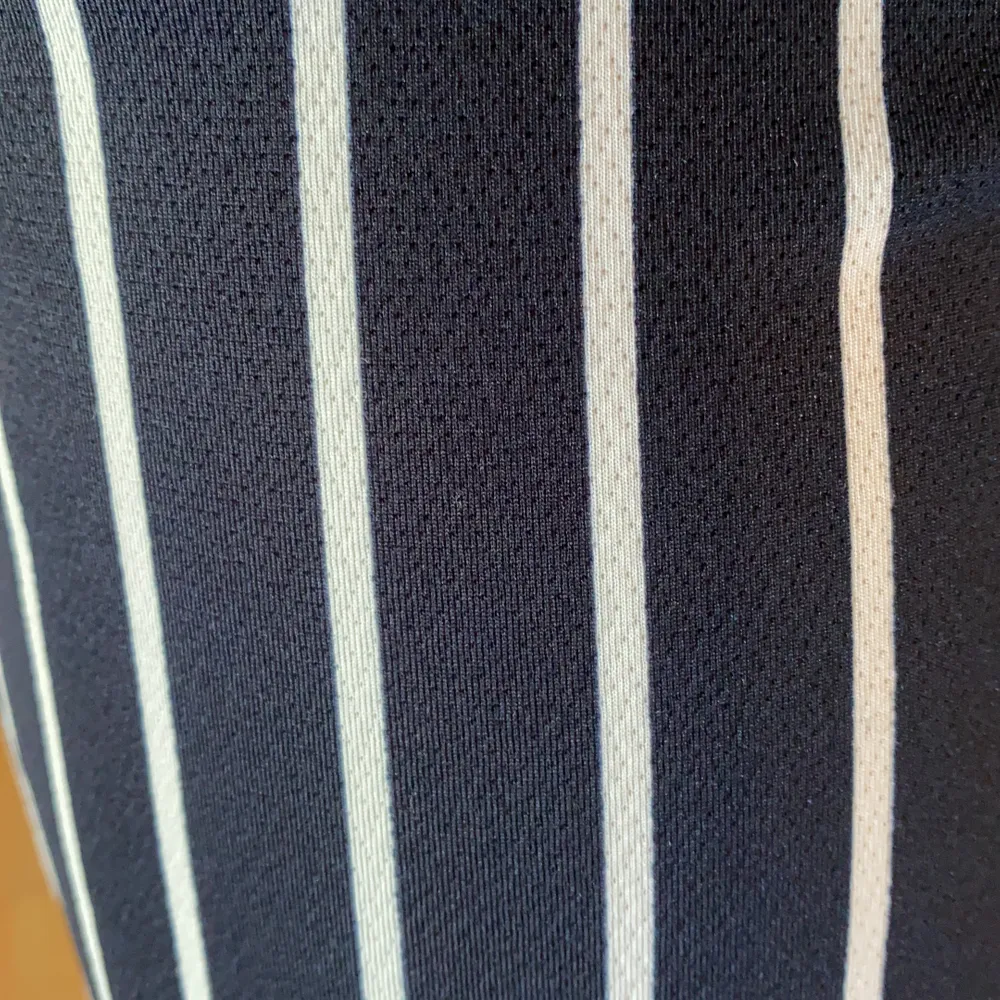 Marinblå- och vita vidabyxor från ginatricot i ett fint skick. Fri frakt💖. Jeans & Byxor.