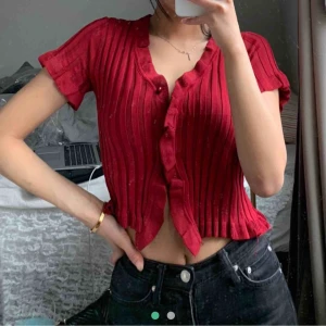 Röd topp - Trendig topp! Köpt här på plick och säljer då den inte kommit till användning. Bilderna är tagna från förra säljaren. 💞