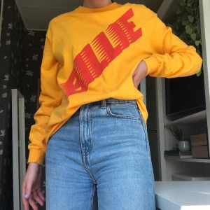 Blohshtröja - Säljer den här supercoola Billie Eilish-merchen då den inte riktigt är min stil 💥 Köpt på hennes pop-up-store i Stockholm i slutet av juni förra året och finns inte längre att köpa. Knappt använd och i mycket gott skick! Frakt tillkommer 💕💕