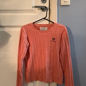 Stickad tröja från bondelid - Säljer eftersom den har blivit för liten. Använd ett fåtal gånger och är i väldigt bra skick. FRAKTEN ÄR INKLUDERAD I PRISET🧚🏻🌼🌻✨🤩🦋