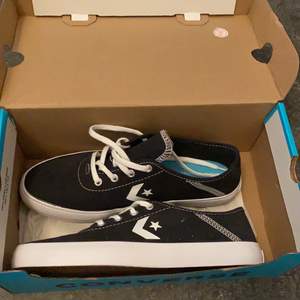 Converse skor ny pris 499kr. Kan posta då köparen står för frakt 🚚😀💕.