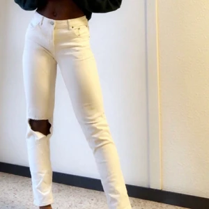 Vita jeans med hål - Midwaist! Vita jeans med hål på ena knäet, riktigt snygga!! Frakt tillkommer 🥰