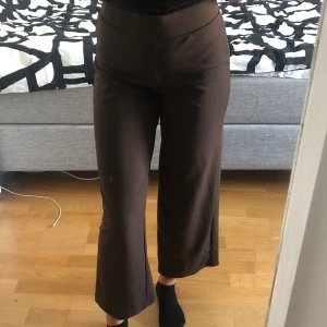 Byxor från Gina - Sjukt snygga somriga utsålda bruna byxor från Gina jag aldrig använder. Jättebekväma och snygga, passar perfekt nu på sommaren! Jag (på bilden) är 173. (Köpare står för frakt!)