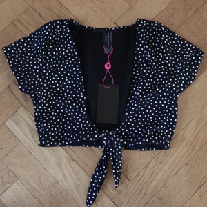 Asos Polka Bikini - Aldrig använd, toppen skick & supersnygg! Pushup bikini topp Omkrets under bysten: 57cm - varje knytband för sig: 24cm - Lätt stretchigt material                                                 Meddela mig vid intresse! Budgivning om fler är intresserade!