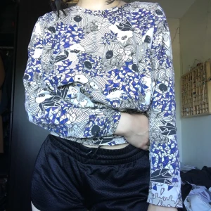 Oversized monki tröja - Oversized S(skulle definitivt kunna passa nån i M) tröja från Monki med gulligt mönster, frakt: 44 kr