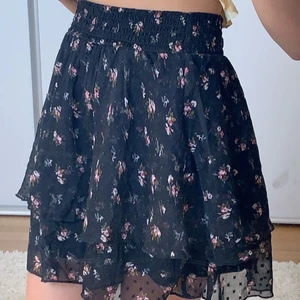 BikBok blommig kjol storlek XS  - Säljer min otroligt fina blommiga sommarkjol från bikbok, använd fåtal gånger och säljer pga brukar inte användas. Den är i storlek XS men är väldigt stretchig så passar större storlekar. 