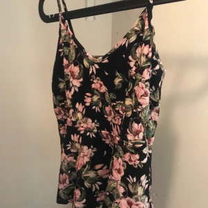Blommig peplum - Oanvänd peplum topp.                                         [Frakt 35kr]