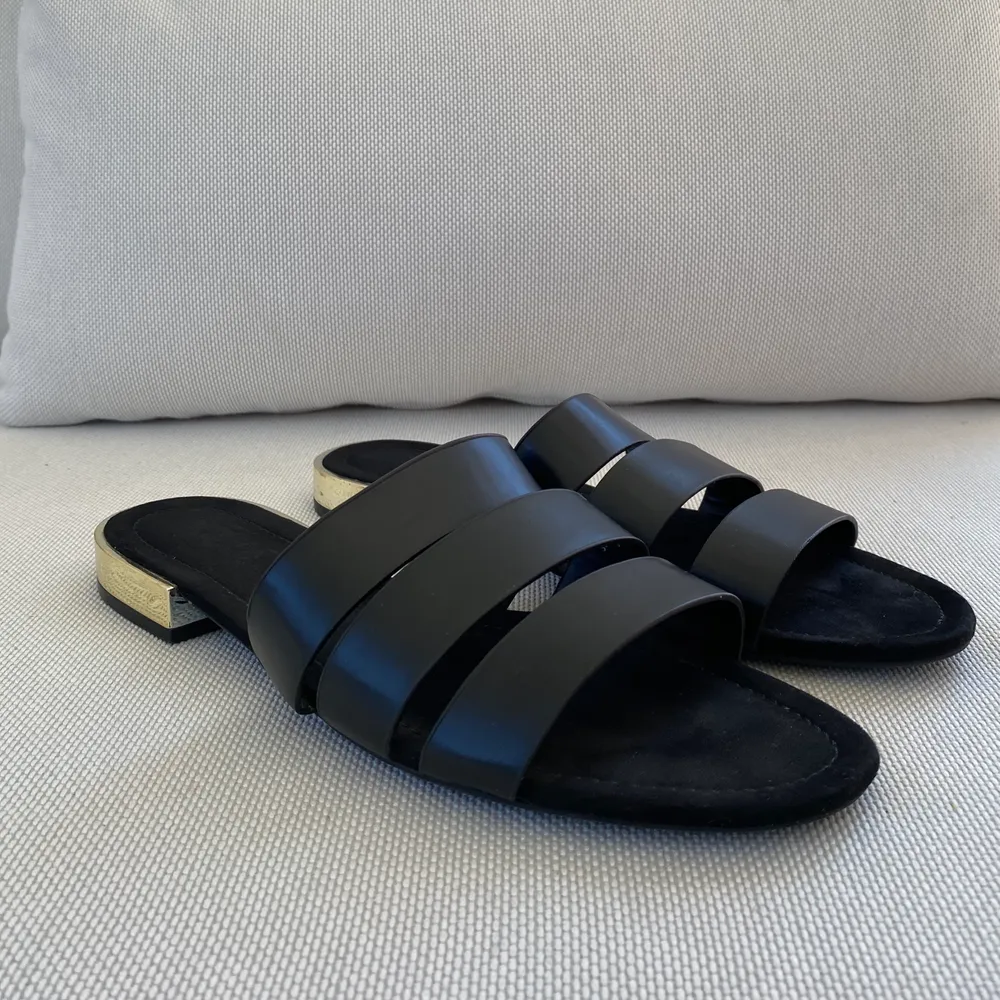 Zara TRF black leather slides. Gold detail on the heel. Size 39.  Very good condition, worn few times only.. Skor.
