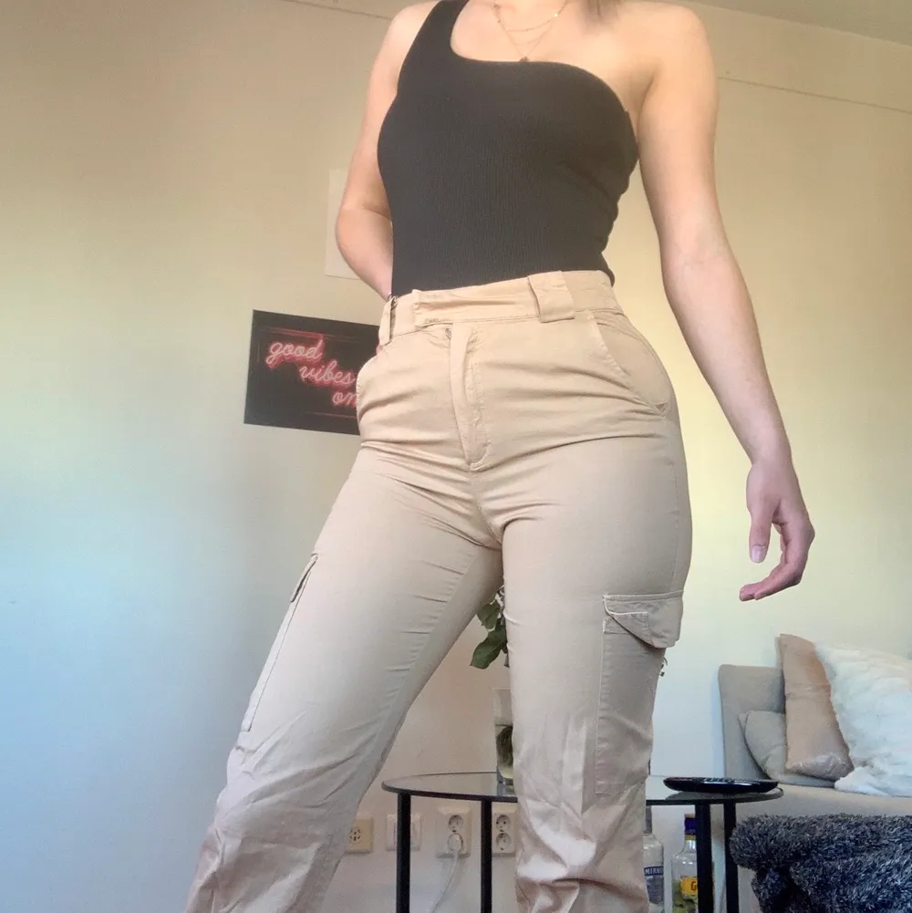 Selling this super nice beige pants because they’re a bit too tight on me! If you have any questions just me know 🥰. Jeans & Byxor.
