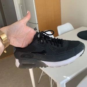 Nike skor  - Fina skor från Nike köpta i usa. Fint skick!! Frakt tillkommer på 60kr
