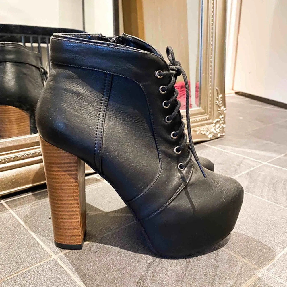 Jättesnygga Jeffrey Campbell liknande skor från Scorett (Tiamo) Skick: Endast provade inomhus!   Kan skickas mot frakt på 79 kr 💌. Skor.